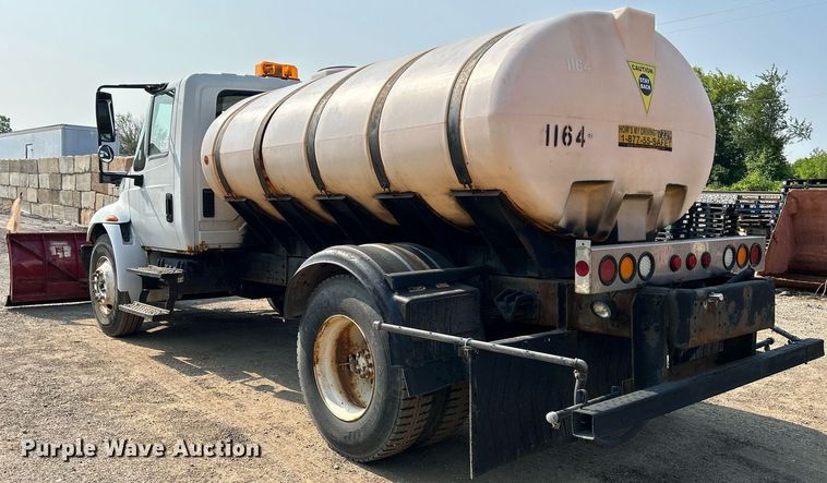 image for item DS8804 2005 International 4300  de-icer truck