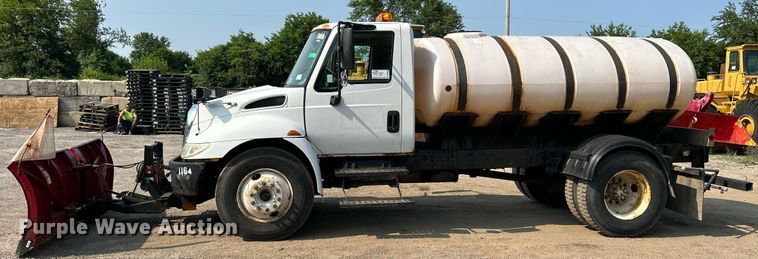 image for item DS8804 2005 International 4300  de-icer truck