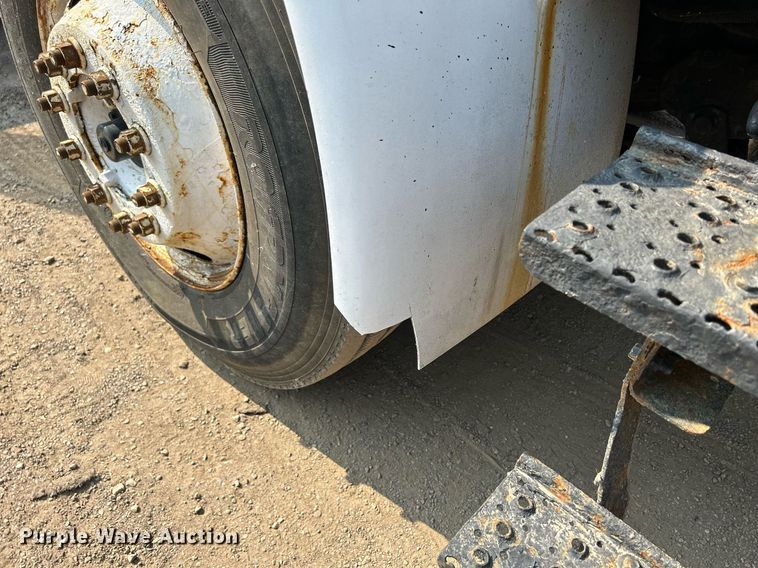 image for item DS8804 2005 International 4300  de-icer truck