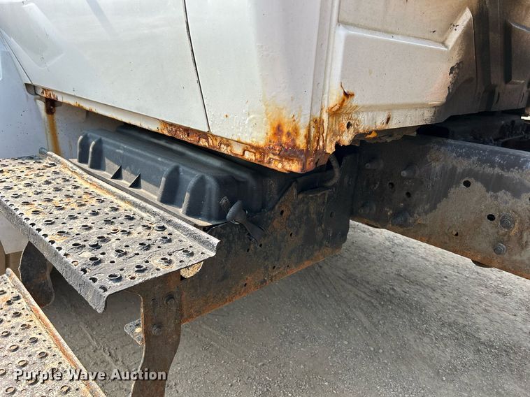 image for item DS8804 2005 International 4300  de-icer truck