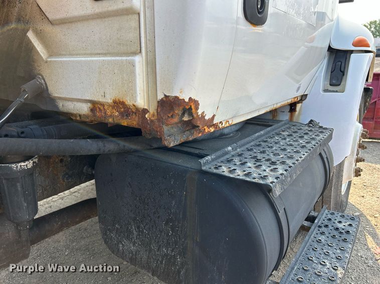 image for item DS8804 2005 International 4300  de-icer truck