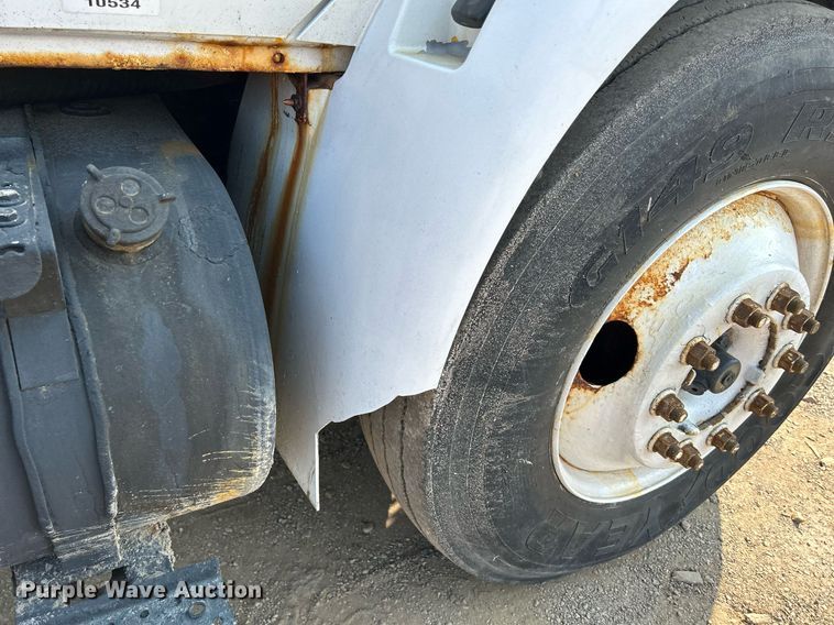 image for item DS8804 2005 International 4300  de-icer truck