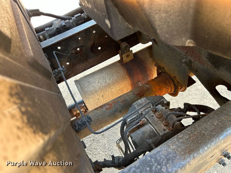 image for item DS8804 2005 International 4300  de-icer truck