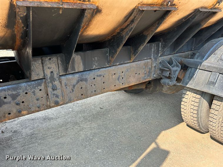 image for item DS8804 2005 International 4300  de-icer truck