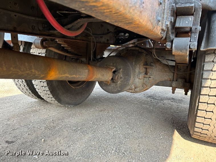 image for item DS8804 2005 International 4300  de-icer truck