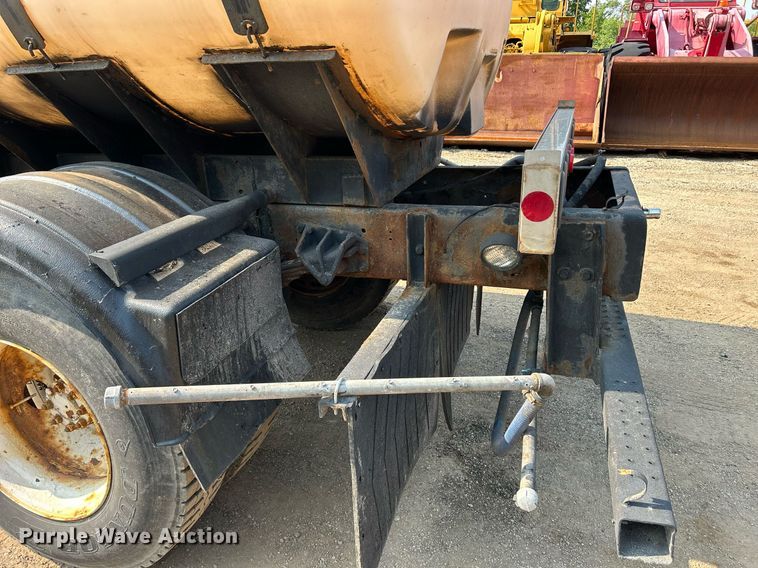 image for item DS8804 2005 International 4300  de-icer truck