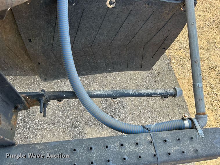 image for item DS8804 2005 International 4300  de-icer truck