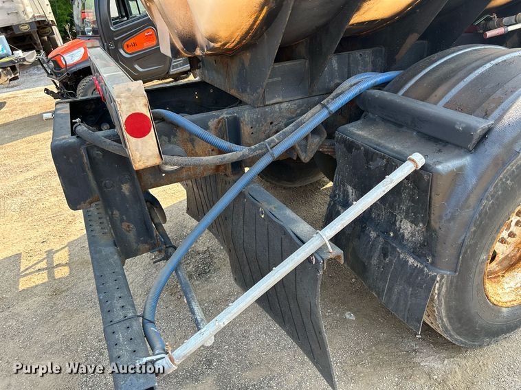 image for item DS8804 2005 International 4300  de-icer truck