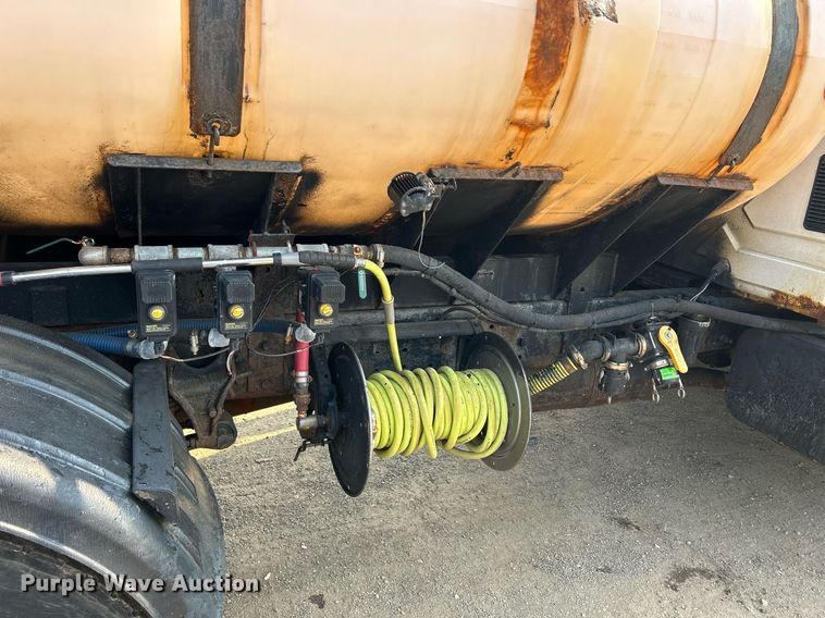 image for item DS8804 2005 International 4300  de-icer truck