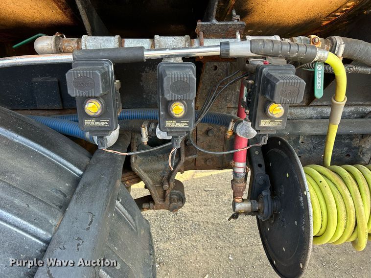 image for item DS8804 2005 International 4300  de-icer truck