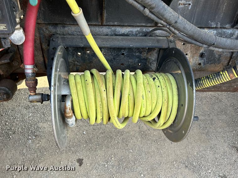 image for item DS8804 2005 International 4300  de-icer truck