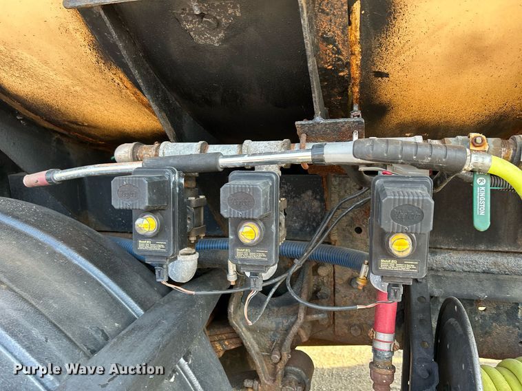 image for item DS8804 2005 International 4300  de-icer truck