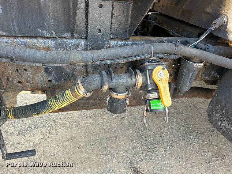 image for item DS8804 2005 International 4300  de-icer truck