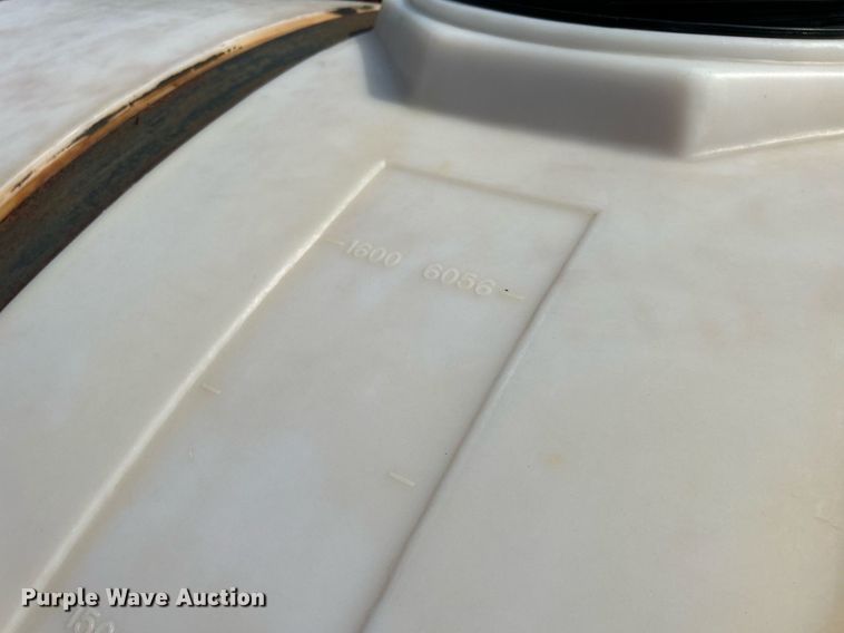 image for item DS8804 2005 International 4300  de-icer truck