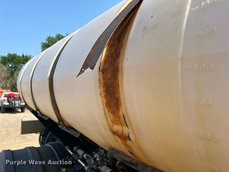 image for item DS8804 2005 International 4300  de-icer truck