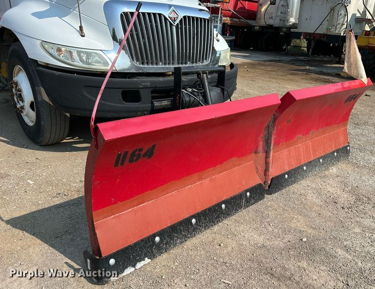 image for item DS8804 2005 International 4300  de-icer truck