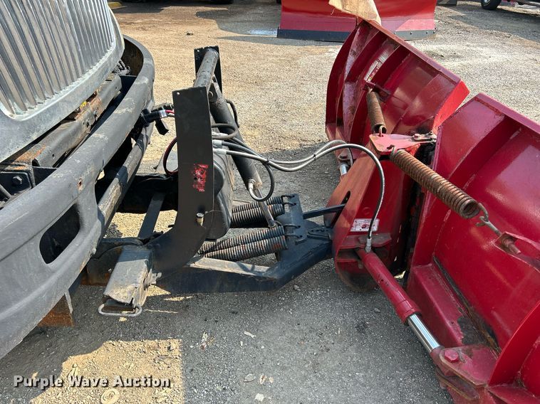 image for item DS8804 2005 International 4300  de-icer truck