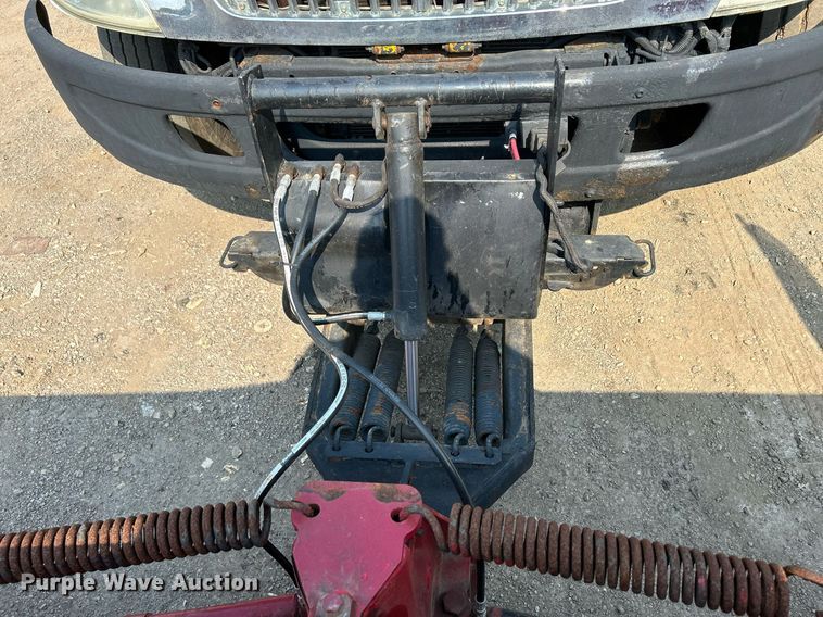 image for item DS8804 2005 International 4300  de-icer truck