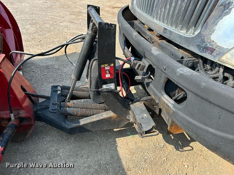 image for item DS8804 2005 International 4300  de-icer truck