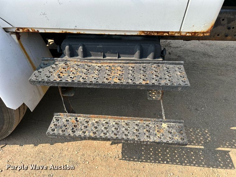 image for item DS8804 2005 International 4300  de-icer truck