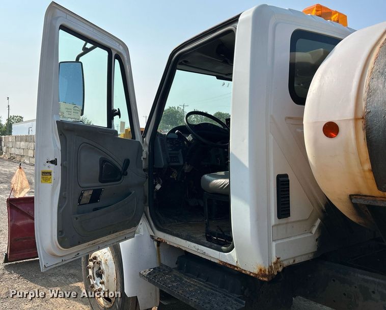 image for item DS8804 2005 International 4300  de-icer truck