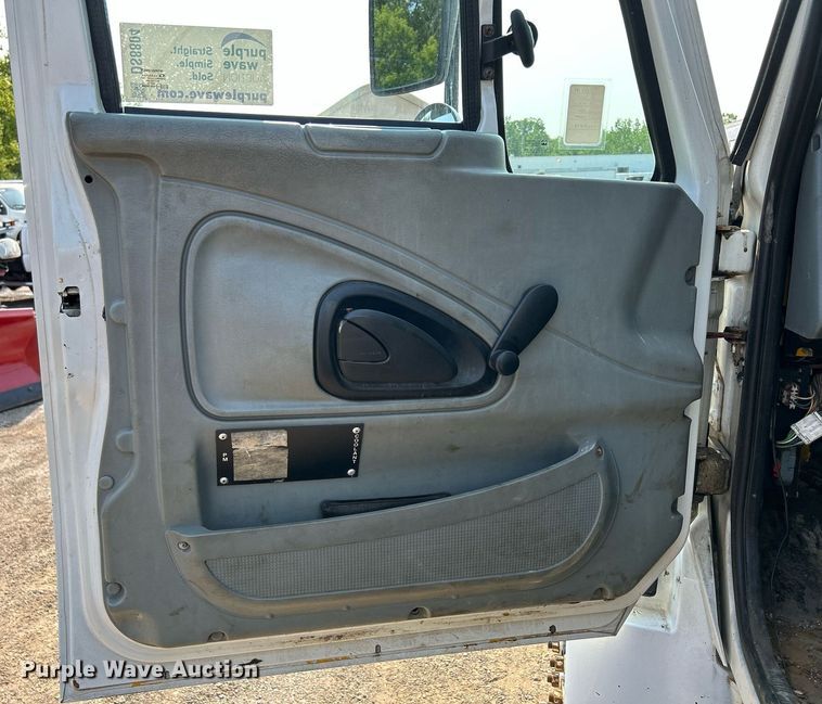 image for item DS8804 2005 International 4300  de-icer truck