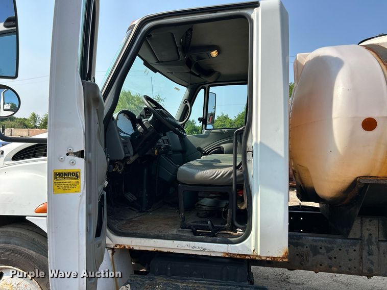 image for item DS8804 2005 International 4300  de-icer truck