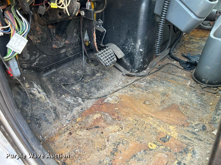 image for item DS8804 2005 International 4300  de-icer truck