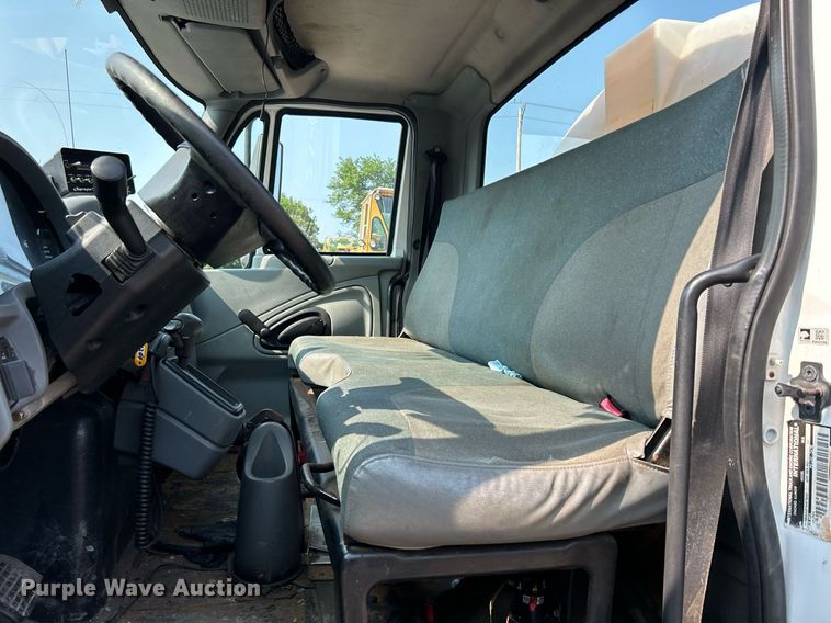 image for item DS8804 2005 International 4300  de-icer truck