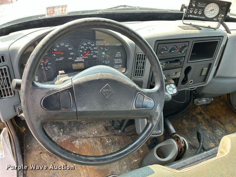 image for item DS8804 2005 International 4300  de-icer truck