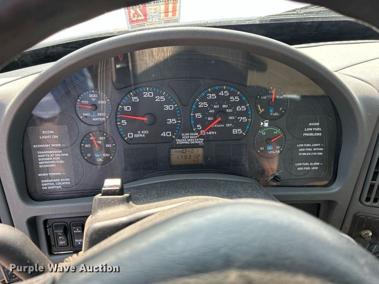 image for item DS8804 2005 International 4300  de-icer truck