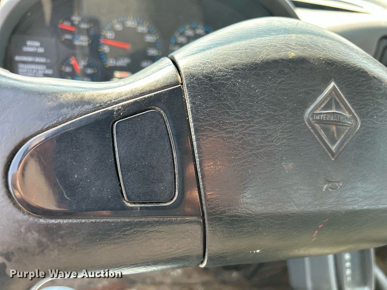 image for item DS8804 2005 International 4300  de-icer truck