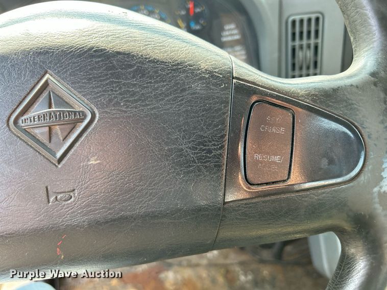 image for item DS8804 2005 International 4300  de-icer truck