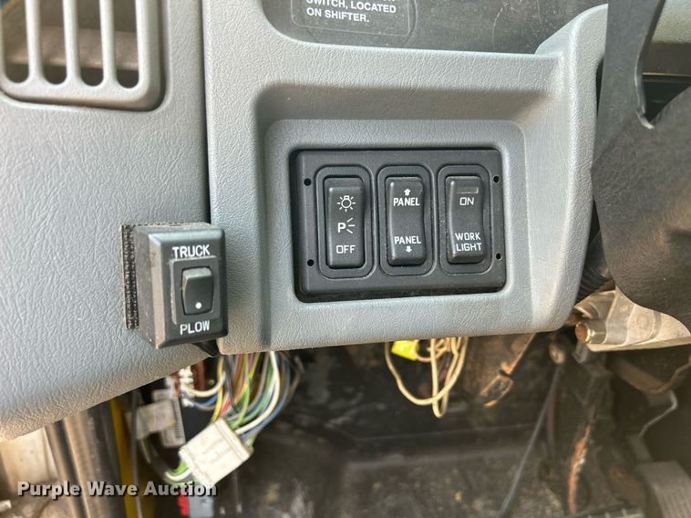 image for item DS8804 2005 International 4300  de-icer truck