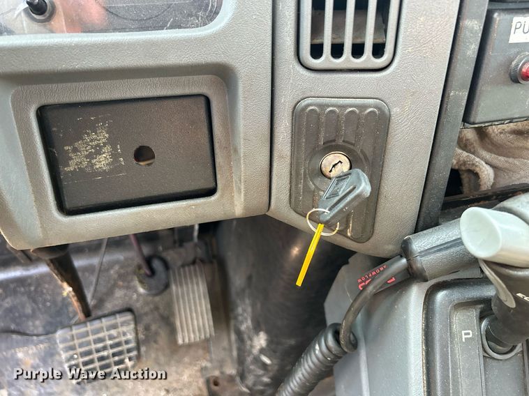 image for item DS8804 2005 International 4300  de-icer truck