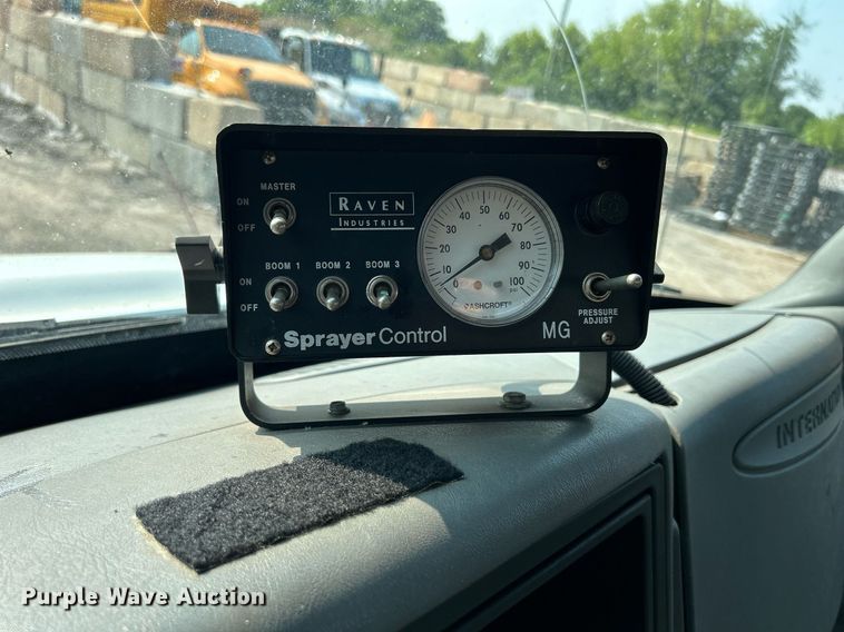 image for item DS8804 2005 International 4300  de-icer truck