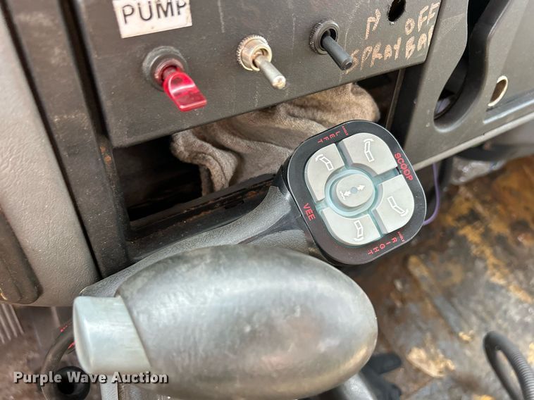 image for item DS8804 2005 International 4300  de-icer truck