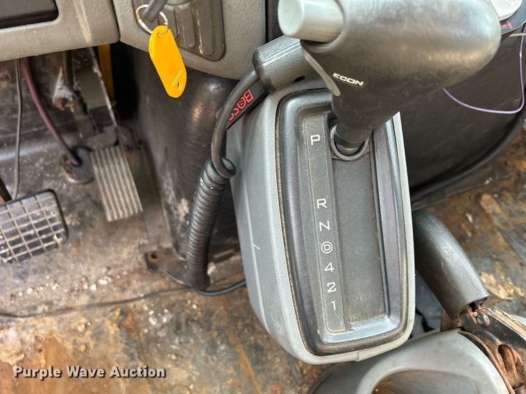 image for item DS8804 2005 International 4300  de-icer truck