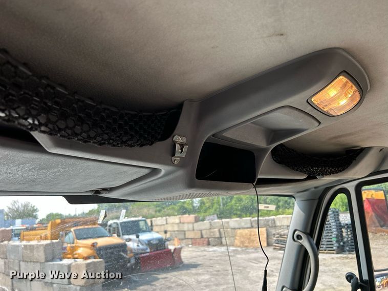 image for item DS8804 2005 International 4300  de-icer truck