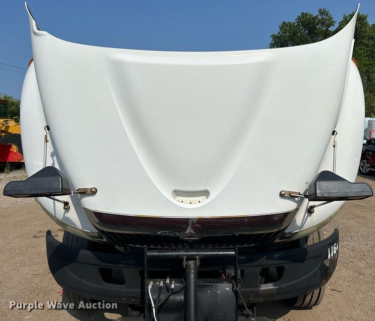 image for item DS8804 2005 International 4300  de-icer truck