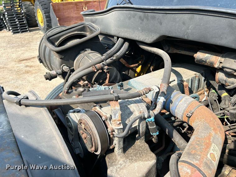 image for item DS8804 2005 International 4300  de-icer truck