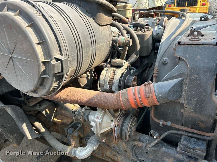 image for item DS8804 2005 International 4300  de-icer truck