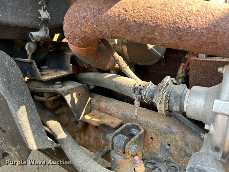 image for item DS8804 2005 International 4300  de-icer truck