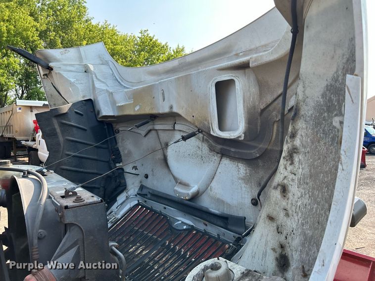 image for item DS8804 2005 International 4300  de-icer truck