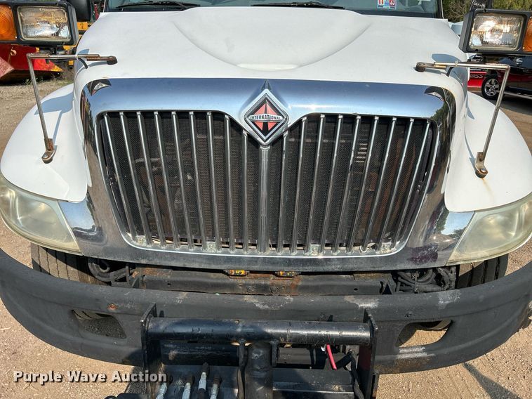 image for item DS8804 2005 International 4300  de-icer truck