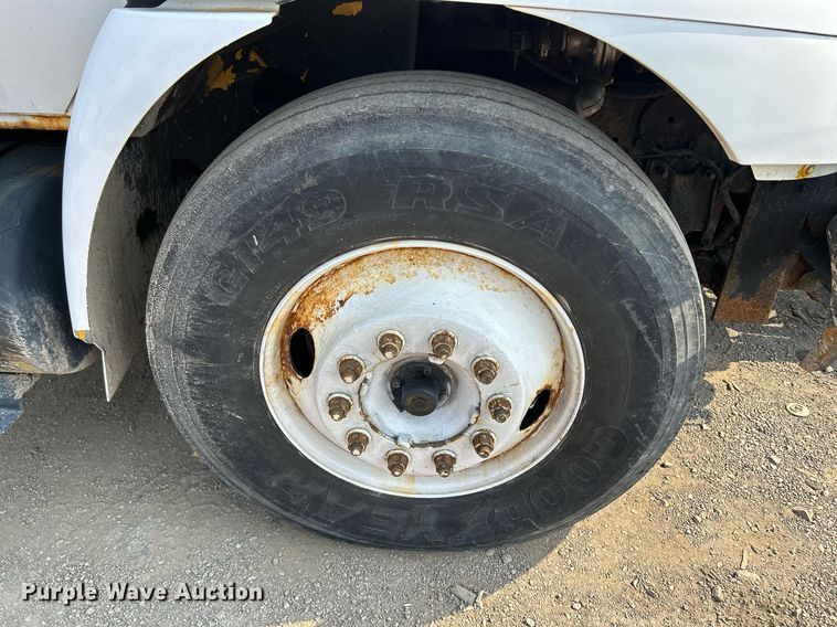 image for item DS8804 2005 International 4300  de-icer truck