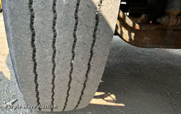 image for item DS8804 2005 International 4300  de-icer truck