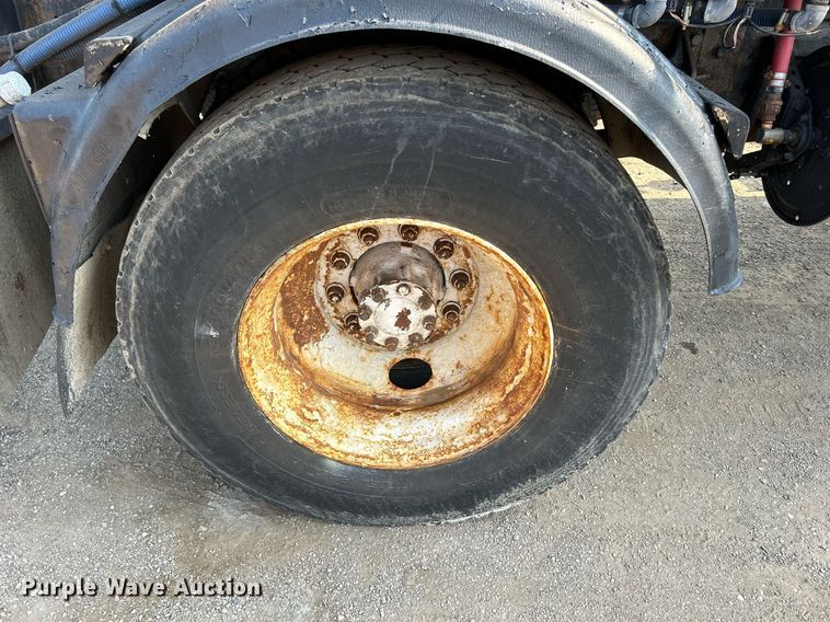 image for item DS8804 2005 International 4300  de-icer truck