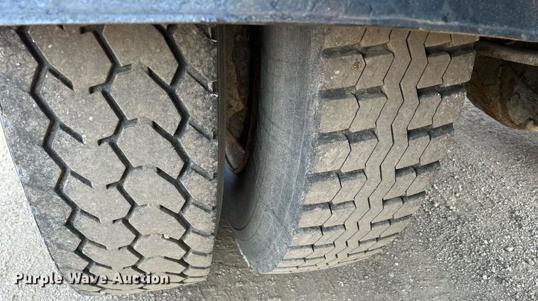 image for item DS8804 2005 International 4300  de-icer truck