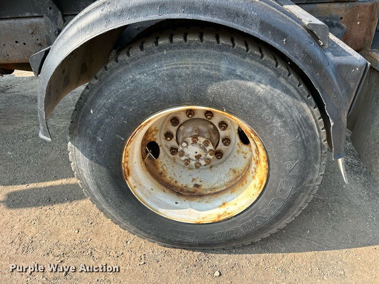 image for item DS8804 2005 International 4300  de-icer truck